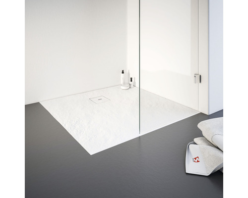 Ebenerdige Dusche mit Duschwanne und Duschabtrennung im Badezimmer.