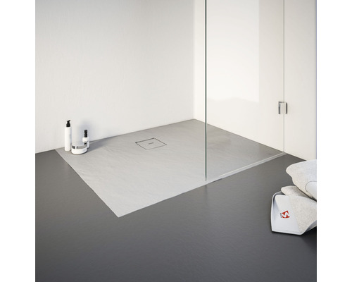 Ebenerdige Dusche mit Duschrinne und Handtüchern im Badezimmer