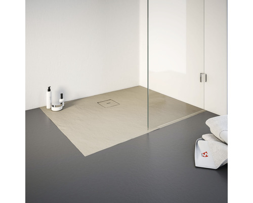 Douche à l''italienne avec caniveau de douche et paroi en verre dans une salle de bains moderne