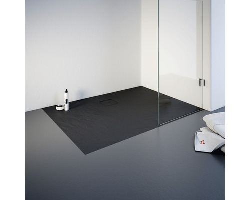 Douche à l''italienne avec receveur en pierre, cabine de douche et accessoires de salle de bain pour un design de salle de bain moderne