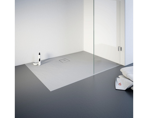 Douche plain-pied avec receveur de douche et paroi de douche en verre