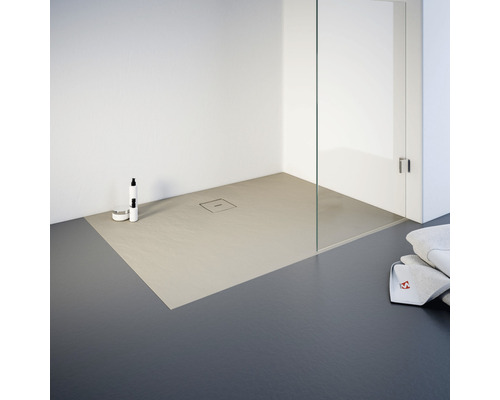 Douche plain-pied avec caniveau de douche et paroi en verre