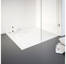 Badezimmer mit flacher Duschwanne und Glastrennwand