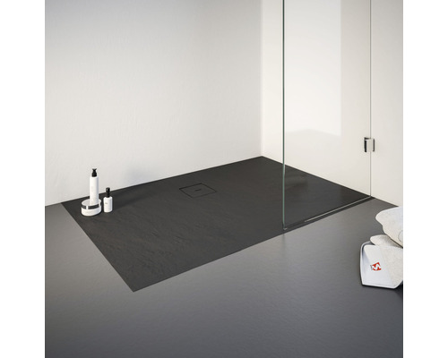 Douche à l''italienne avec receveur en pierre et paroi en verre