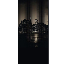 Ansicht der Skyline einer Stadt durch Gitterstäbe