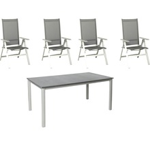 Table de jardin avec quatre chaises de jardin
