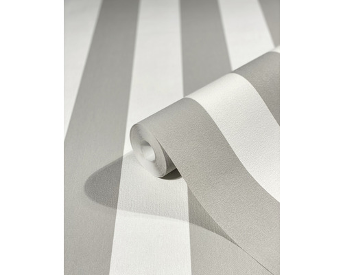 Tapetenrolle mit Streifenmuster