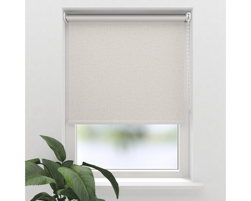 Store en tissu beige à la fenêtre
