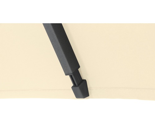 Gros plan d''un parasol avec armature noire et tissu clair.