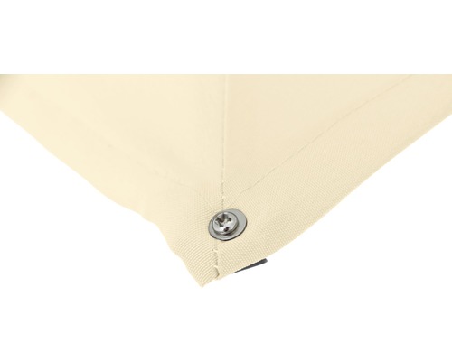 Vue détaillée d''un coin de tissu clair, fixé par une vis