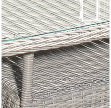 Vue détaillée d''une table en rotin avec plateau en verre