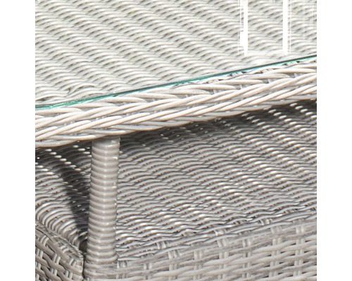 Vue détaillée d''une table en rotin avec plateau en verre