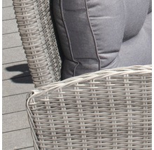 Vue détaillée d''un fauteuil en rotin avec coussin