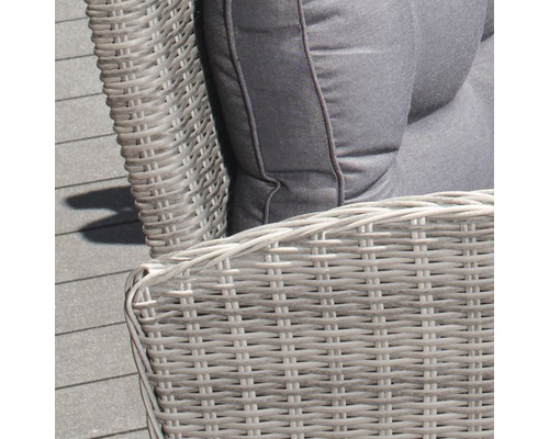 Vue détaillée d''un fauteuil en rotin avec coussin