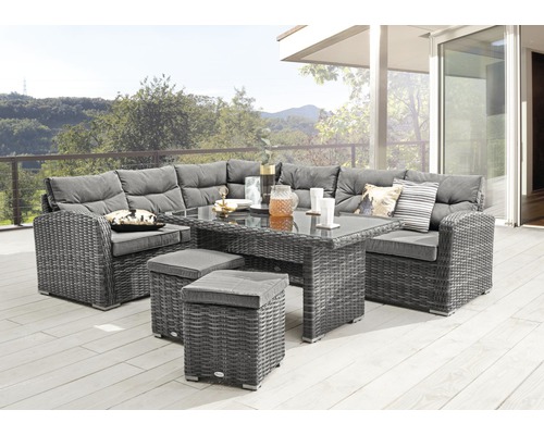 Gartenmöbel-Set mit Ecksofa, Tisch und Hockern auf einer Terrasse