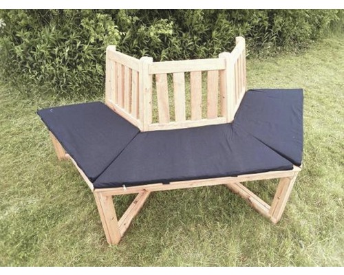 Eckbank aus Holz mit dunklen Sitzkissen im Garten