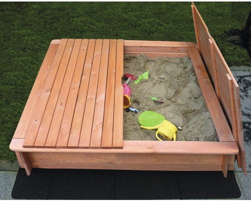 Sandkasten aus Holz mit Deckel und Sandspielzeug
