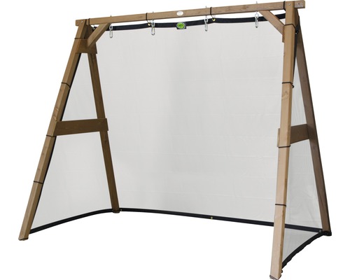 Holzschaukelgestell mit weißem Tuch