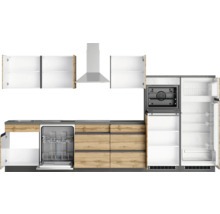 Küchenzeile mit Spülmaschine, Herd, Dunstabzugshaube und Kühlschrank