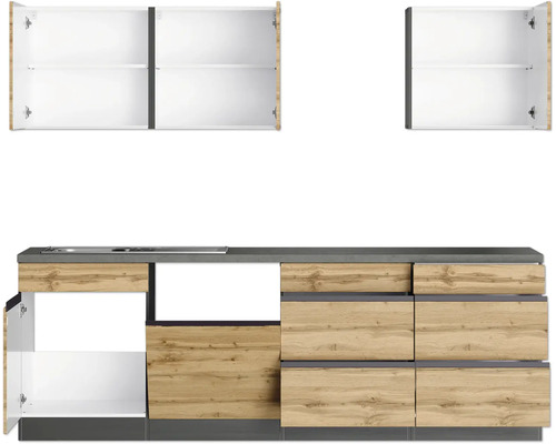 Cuisine équipée avec évier, plaque de cuisson, éléments hauts et bas en décor bois