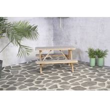 Table de pique-nique en bois avec des plantes dans le jardin