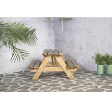 Ensemble de sièges pour enfants en bois dans le jardin