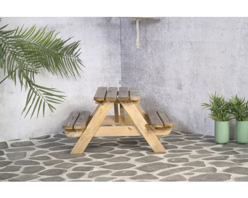 Ensemble de sièges pour enfants en bois dans le jardin