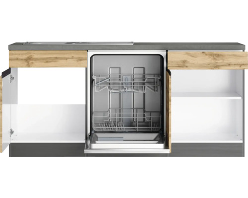 Küchenzeile mit offenem Geschirrspüler und Schränken