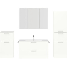 Badezimmer mit Waschtischunterschrank, Spiegelschrank und Hochschrank