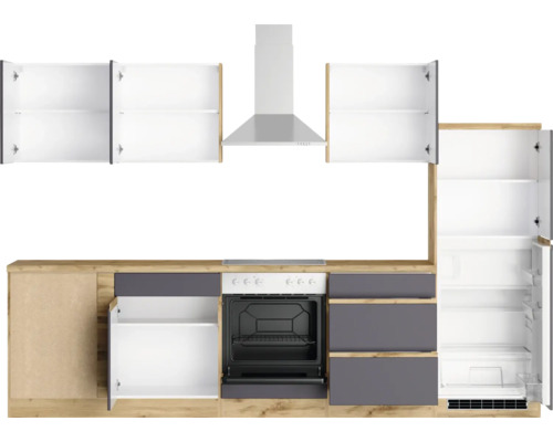 Küchenzeile mit Hängeschränken, Dunstabzugshaube, Herd, Backofen und Kühlschrank