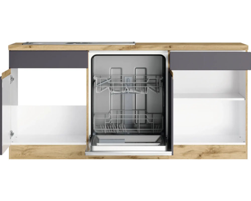 Einbauküche mit offenem Geschirrspüler und Stauraum