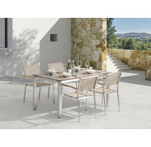 Ensemble table à manger avec six chaises sur une terrasse, dressée avec de la vaisselle et des boissons