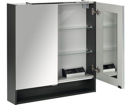 Armoire de toilette ouverte avec étagères en verre et prises de courant