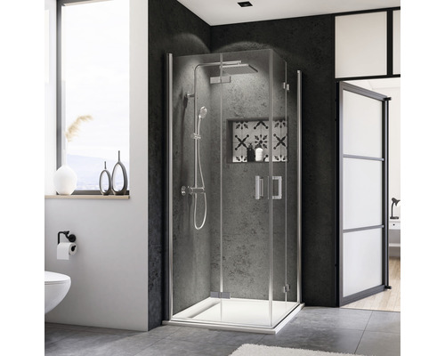 Badezimmer mit Duschkabine aus Glas und Armaturen