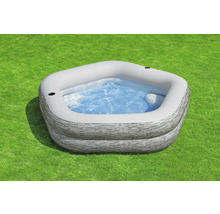 Aufblasbarer Whirlpool im Garten