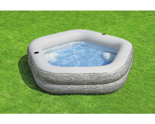 Aufblasbarer Whirlpool im Garten