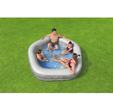 Aufblasbarer Whirlpool mit Familie im Garten