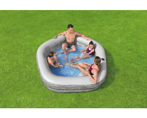 Aufblasbarer Whirlpool mit Familie im Garten