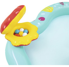 Detailansicht eines aufblasbaren Kinderpools mit Wasserspielzeug
