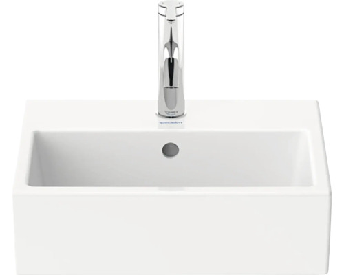 Weißes Aufsatzwaschbecken mit Chromarmatur