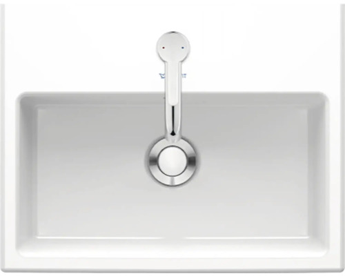 Aufnahme von oben eines weißen Spülbeckens mit Armatur.