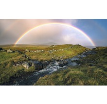 Landschaft mit Bachlauf und Regenbogen
