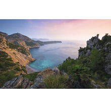 Malerische Küstenlandschaft mit Bergen und Meer