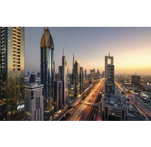 Horizon de Dubaï avec des gratte-ciel et des routes au coucher du soleil.