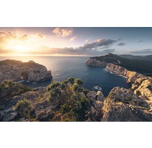 Küstenlandschaft mit Felsen, Meer und Sonnenuntergang