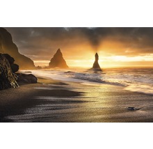 Landschaft mit Strand und Felsen im Meer bei Sonnenaufgang