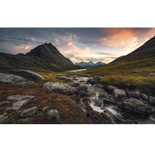Berglandschaft mit Bachlauf und Abendhimmel