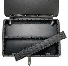 Geöffnete, leere Werkzeugkiste mit Fächern für die Werkzeugaufbewahrung