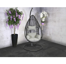 Szene mit einem Hängekorbsessel mit Kissen, einer Glyzinienpflanze in einem Topf und einer hängenden Orchidee