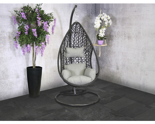 Szene mit einem Hängekorbsessel mit Kissen, einer Glyzinienpflanze in einem Topf und einer hängenden Orchidee